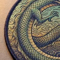 Nahaufnahme der feinen Webstruktur eines Drachen-Patches