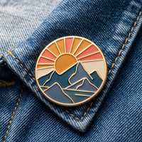 Emaille-Pin am Kragen einer Jeansjacke